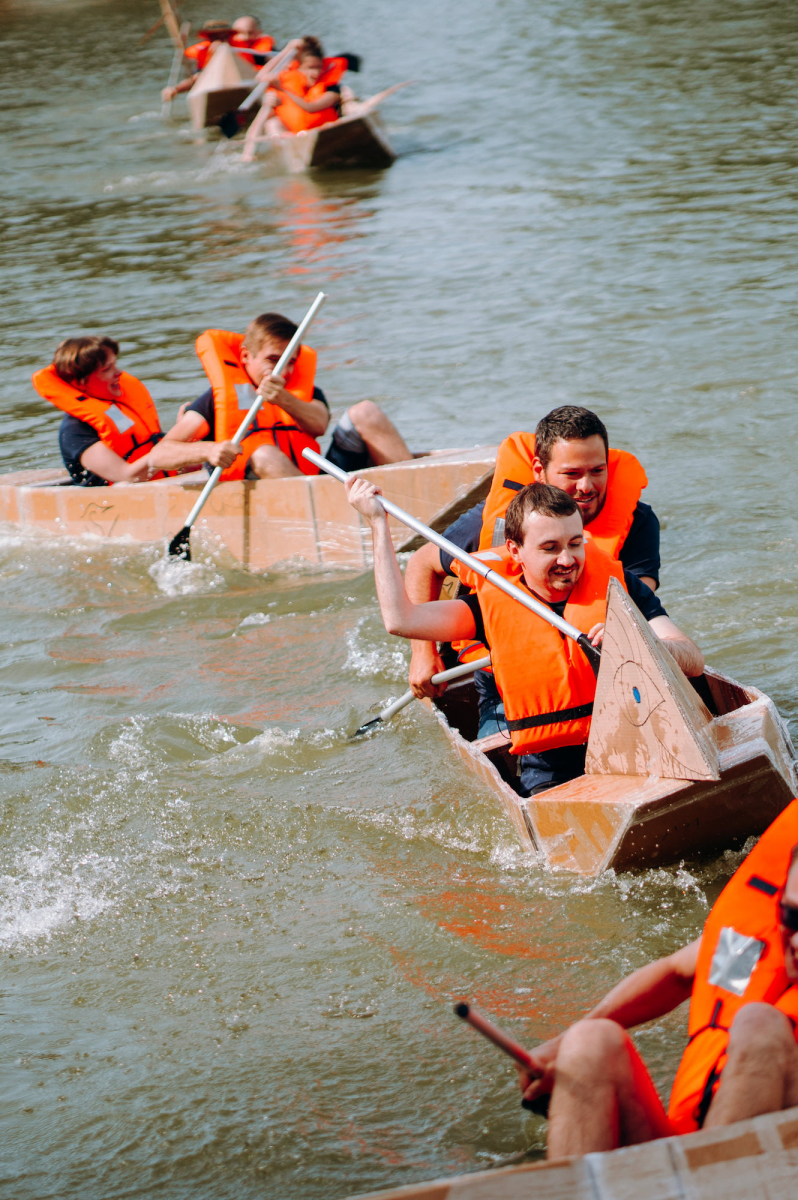 Coéquipiers en course de canoë en carton