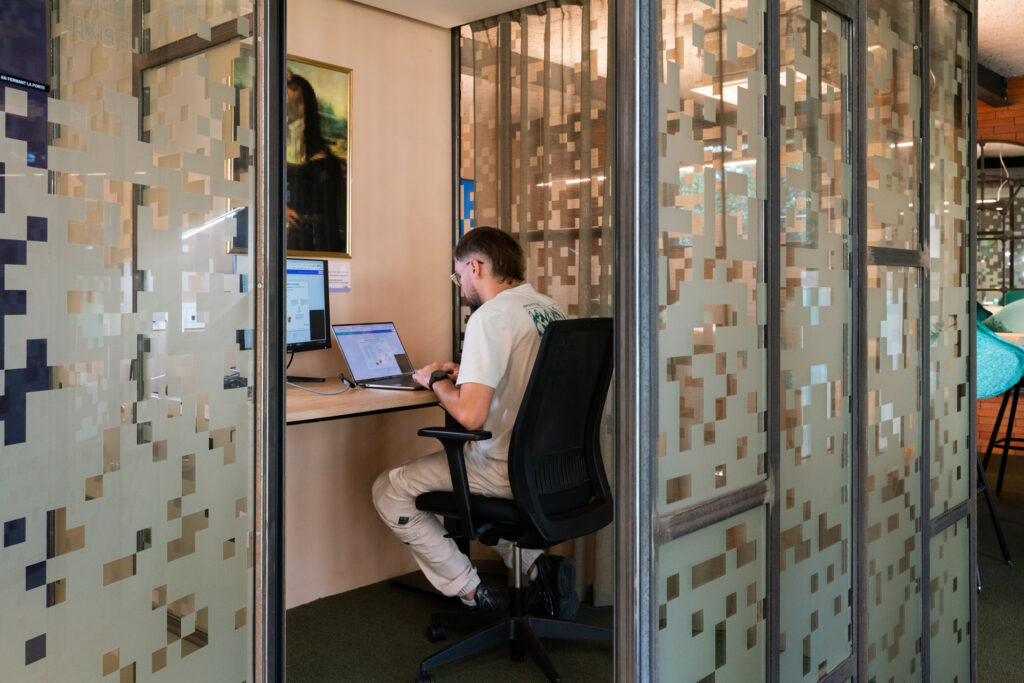 Collaborateur en dans une salle de visioconférence
